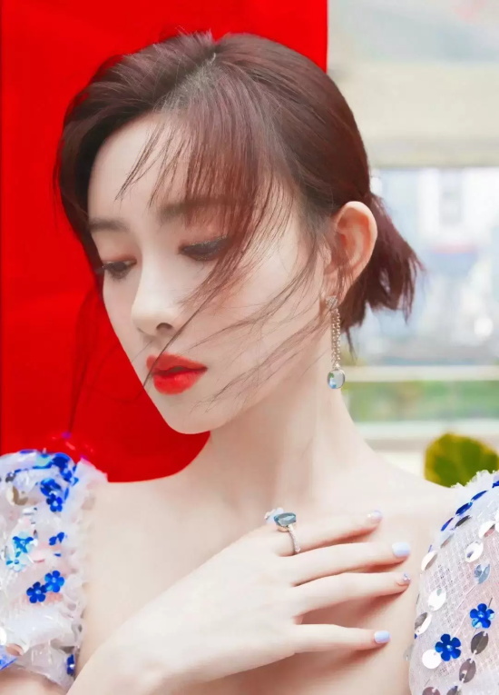 孟子义泡泡袖连衣裙写真太美啦，薄纱点缀亮片让人眼前一亮