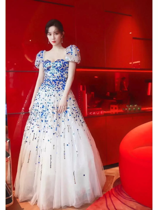 孟子义泡泡袖连衣裙写真太美啦，薄纱点缀亮片让人眼前一亮