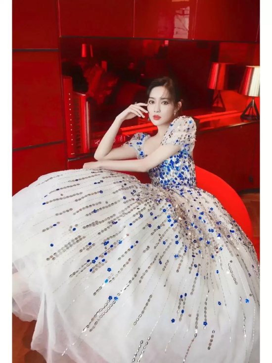 孟子义泡泡袖连衣裙写真太美啦，薄纱点缀亮片让人眼前一亮