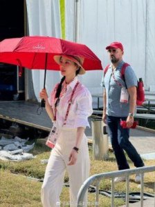 ​刘诗诗纽约街头被偶遇，穿洞洞鞋展现时尚品味，海外影响力非凡