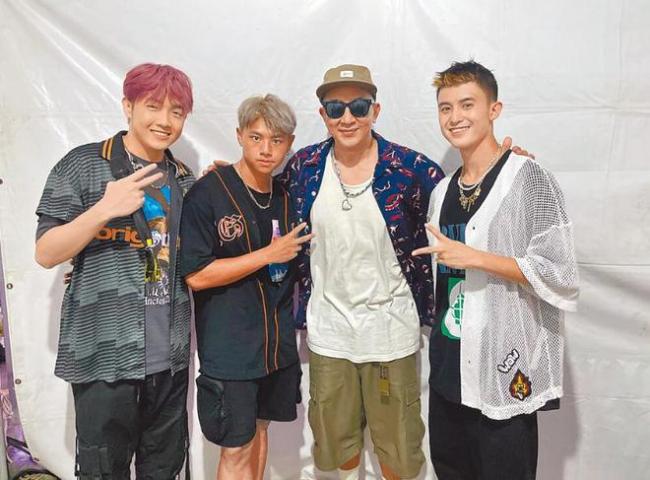 大S具俊晔出街十指紧扣被拍 俩人街头搂腰感情甜蜜