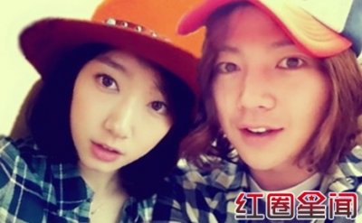 ​张根硕女友是谁家庭资料揭秘张根硕朴信惠疯狂吻照