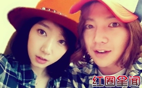 张根硕女友是谁家庭资料揭秘 张根硕朴信惠疯狂吻照