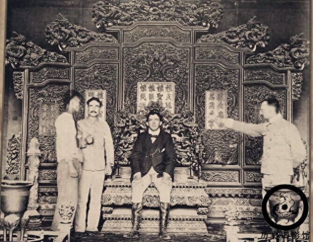 一组历史罕见老照片：图二是长相奇怪的类人猿，图三骑手很漂亮