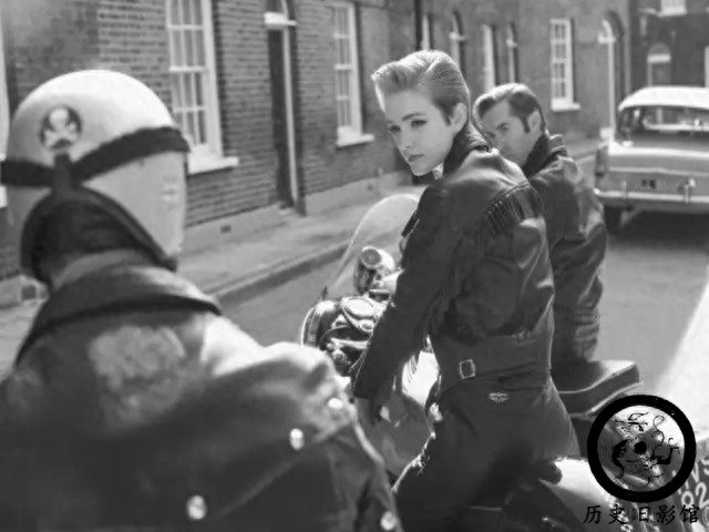 一组历史罕见老照片：图二是长相奇怪的类人猿，图三骑手很漂亮