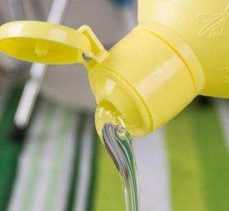 洗洁精加自来水做玻璃水(汽车玻璃水可以加自来水和洗洁精吗)