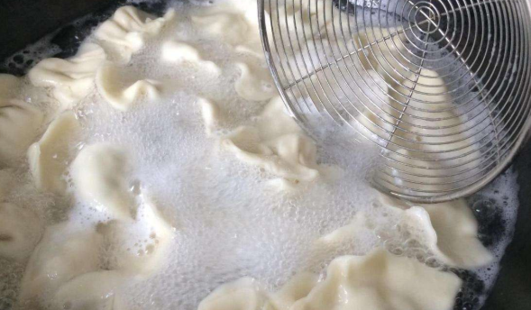 冻饺子为什么皮会裂口,冻过的饺子再煮为什么老是开裂呢图5