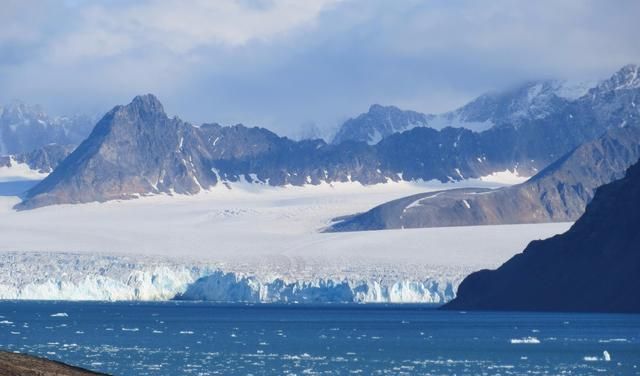 地球进入大、小冰河时期的间距大概多少年发生一次，据说我国最近一次是发生在明朝