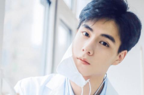 继白敬亭胡一天后，又一初恋脸男神走红，刚出道就被芒果台力捧