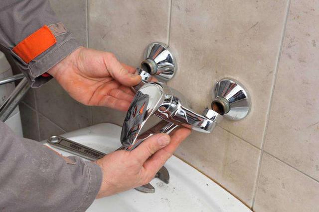 水龙头长期漏水的原因（水龙头为何总是无故漏水）(10)