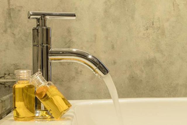 水龙头长期漏水的原因（水龙头为何总是无故漏水）(8)