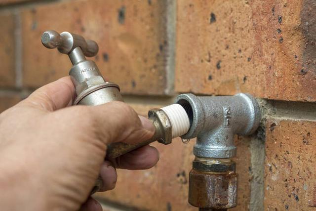 水龙头长期漏水的原因（水龙头为何总是无故漏水）(7)