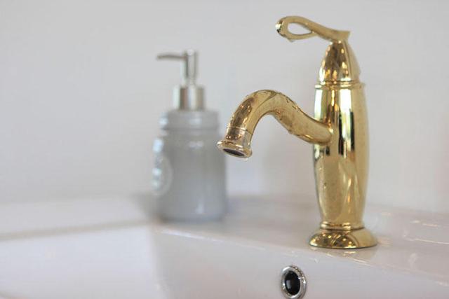 水龙头长期漏水的原因（水龙头为何总是无故漏水）(11)