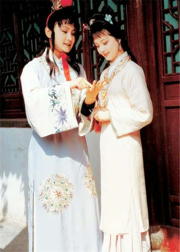 贾宝玉的通灵宝玉上镌刻着哪几个字（贾宝玉的玉）