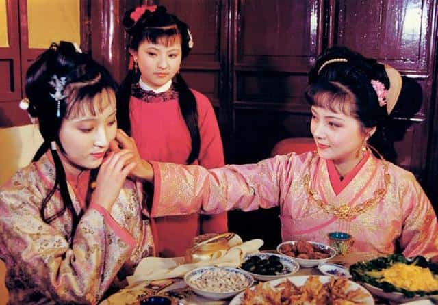 贾宝玉的通灵宝玉上镌刻着哪几个字（贾宝玉的玉）