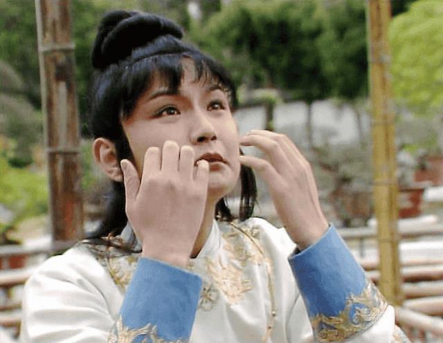 贾宝玉的通灵宝玉上镌刻着哪几个字（贾宝玉的玉）