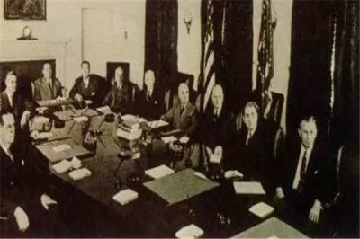 ​马歇尔计划的真正目的：帮助欧洲重建（遏制共产主义发展）