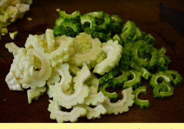 苦瓜里面的籽是红色的还能吃吗