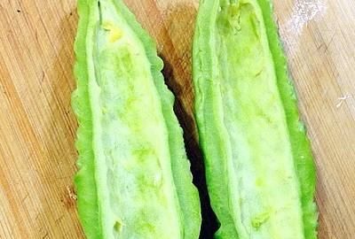 苦瓜榨汁需要去籽,苦瓜里面的籽是红色的还能吃吗图4