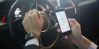 ​开车玩手机扣多少分罚多少钱