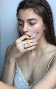 ​他三分傲慢，七分不屑，风华尽显。