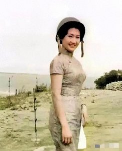 1960年,17岁的连方瑀身穿白色旗袍金门留影,五年后成连战夫人
