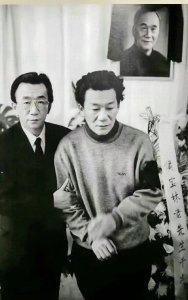 1993年,侯宝林追悼会的现场,儿子侯耀文和侯耀华两兄弟悲伤不已