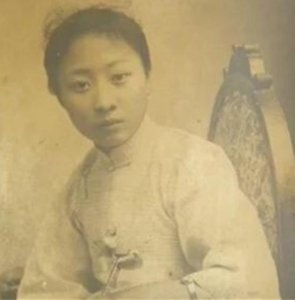 她是真正的败家女, 让黑帮老大黄金荣抛弃发妻迎娶, 更让他后悔娶